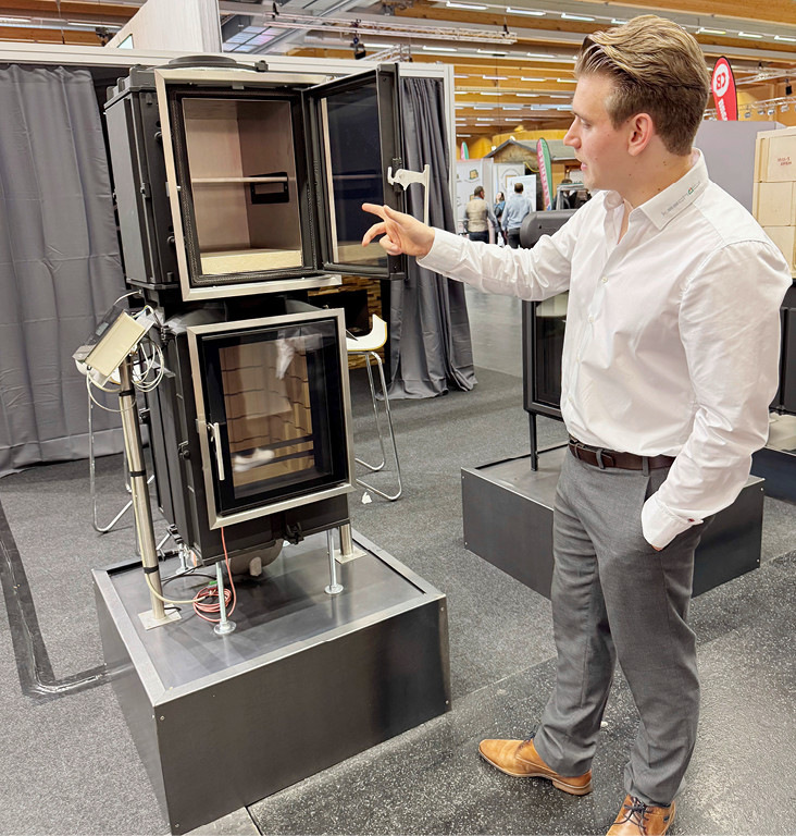 Christoph Kaschütz erklärt die Neuheiten: hier der neue Backaufsatz.