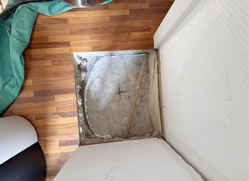 Achtung Fußbodenheizung! Dieses Problem war hier bekannt. Glücklicherweise war die Leitung des Heizkreislaufes lang und flexibel genug, so dass auf ein „Abklemmen“ und anschließende Verlängerung verzichtet werden konnte.