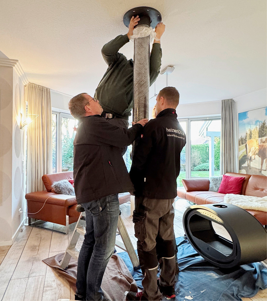 Danach wird das Rohr, welches gleichzeitig als Aufhängung für den Ofen dient, präzise justiert und angebracht.