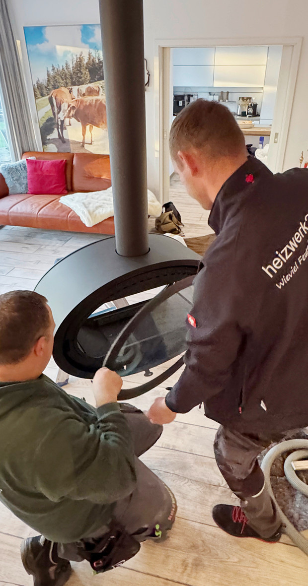 Nun kann der Feuerraum nach Kundenwunsch ausgerichtet werden - dann wird der freihängende Feuerraum arretiert und die Feuerraumauskleidung eingelegt.