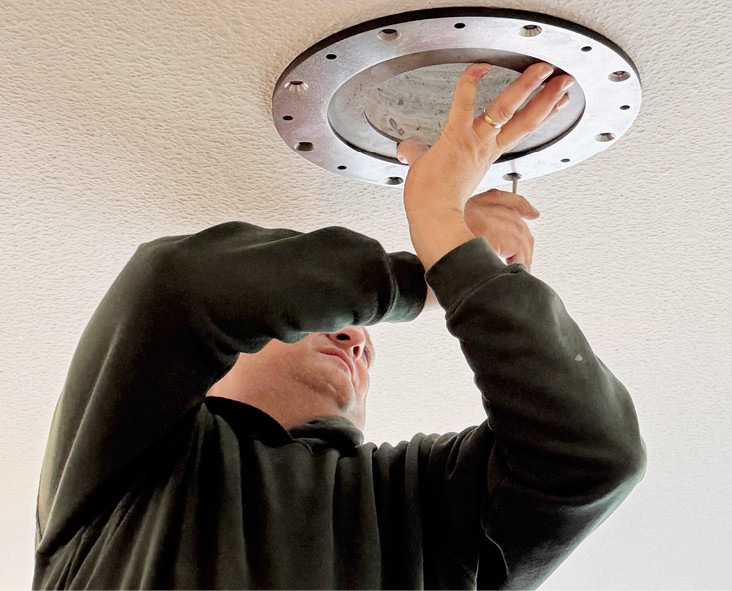 Nun kann die Ausrichtung und Montage der Aufhängung erfolgen.