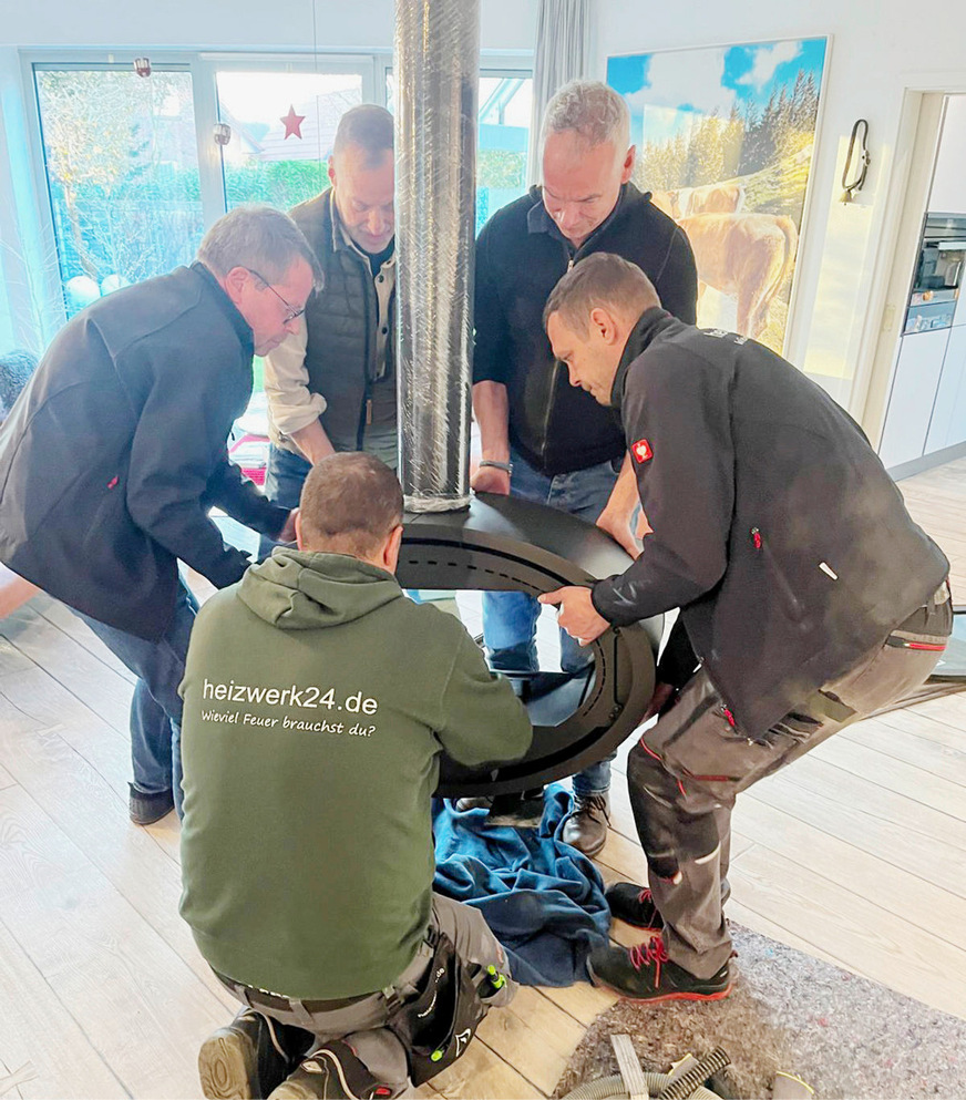 Im Automobilbau würde man von der „Hochzeit“ sprechen! Jetzt wird das Herzstück - der eigentliche Ofen – mit dem tragenden Ofenrohr verbunden. Hier waren genügend Helfer vor Ort – ansonsten empfiehlt sich eine entsprechende Unterkonstruktion.