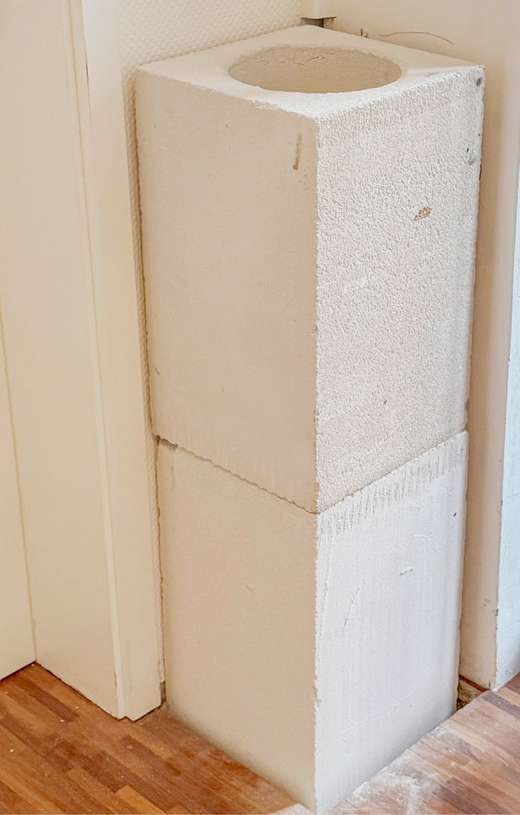 Derweil wird im Oberschoss die Abgastechnik und der Schornstein vorbereitet.