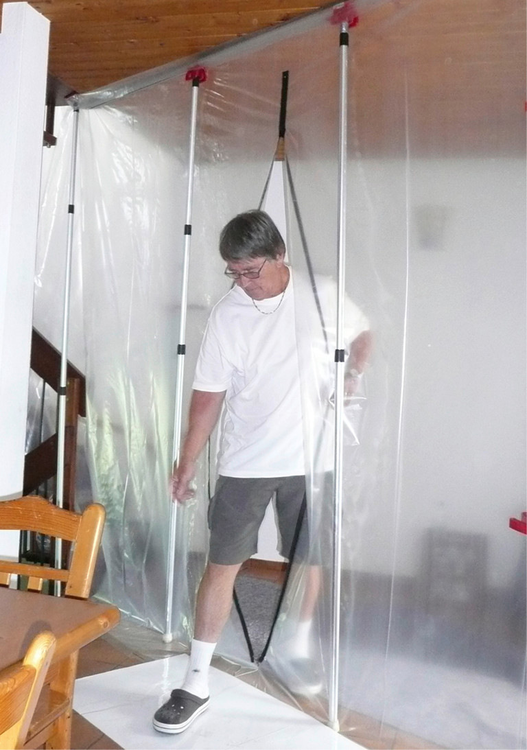 Mit einer Staubschutz-Trennwand mit Durchstieg und einer adhesiven Bodenmatte, die den Staub von den Schuhsolen bindet, macht man sich als Handwerker bei Baufamilien beliebt. Von Protekma.