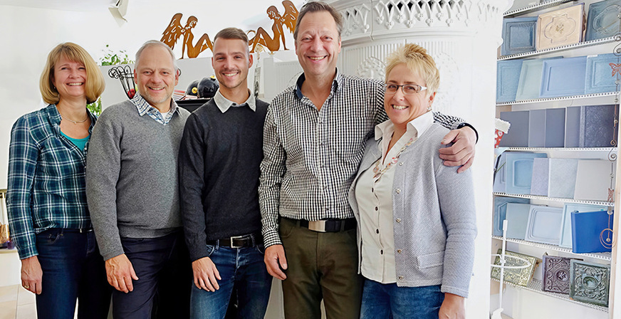 Andreas und Christoph Pointner mit ihren Ehefrauen Sabine und Angela haben das Geschäft 1992 übernommen und die Firma über Jahrzehnte hinweg geprägt. Christoph Pointner ist weiterhin für das Unternehmen tätig. Beide Brüder haben den „Staffelstab“ aber 2020 an Christophs Sohn Matthias weitergereicht.