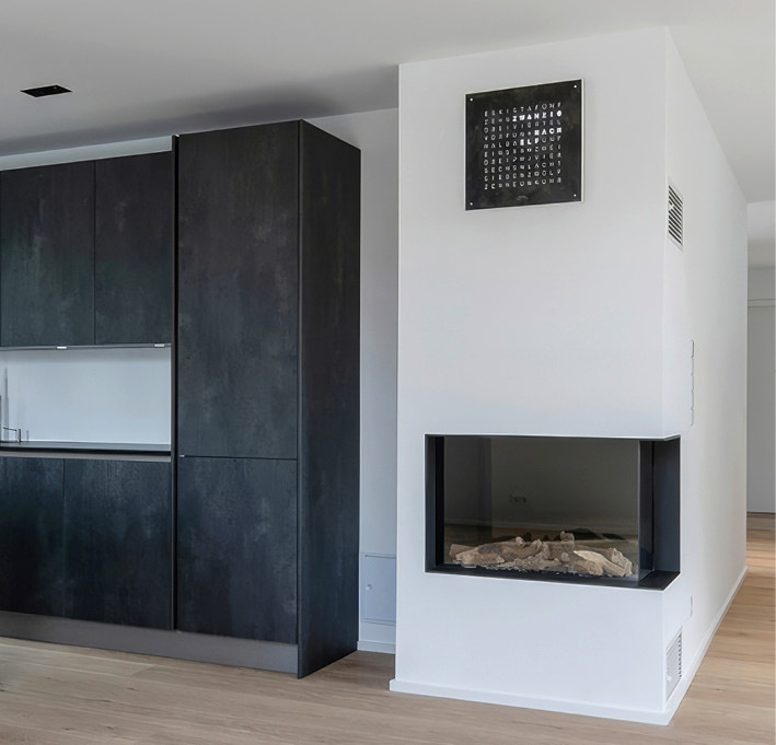 ... dabei werden gerne auch designmäßig ausgefallenere Wünsche realisiert wie diese Kaminanlage in Black & White ...