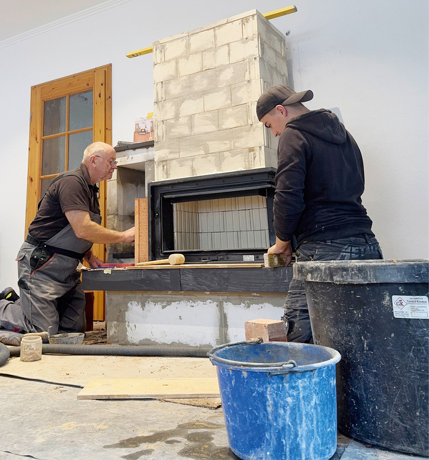 Besser zu zweit: Teamwork ist im Ofenbau oft nicht nur eine Voraussetzung, sie macht auch (mehr) Spaß, weil man sich austauschen kann.