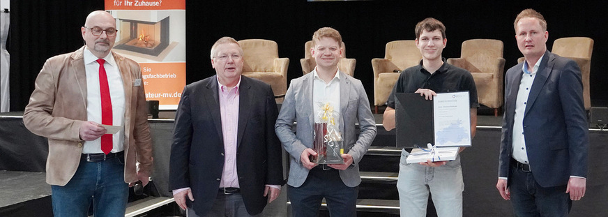 Verleihung des „Jens Cordes Gedächtnispreis“: Andreas Diekmann (Obermeister der Ofen- und Luftheizungsbauer-Innung Mecklenburgische Schweiz), Guido Eichel (Vorstand CFO bei Hagos eG), Preisträger Christian Hüttmann mit seinem Ausbilder Alexander Duge von Kaminhaus Lübeck und Kay Wittig, Geschäftsführer des Fachverbandes Sanitär-, Heizungs- und Klimatechnik Mecklenburg-Vorpommern (v.l.n.r.).