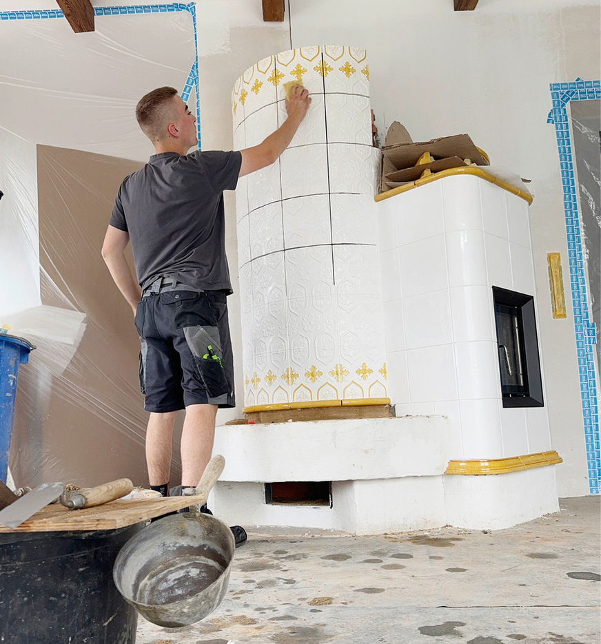 Sauberes Verfugen eines Kachelofens erfordert eine ruhige Hand.