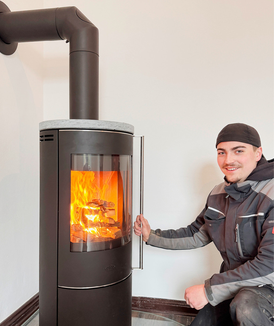 Der Kunde wählt: Nicht immer ist es eine handwerklich aufgebaute ­Anlage. Hier sehen wir Finn bei der „Feuertaufe“ eines Kaminofens.