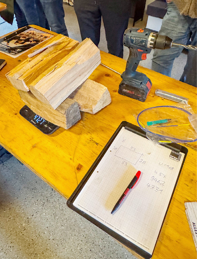 Die benötigte Holzauflagemenge für die Messung wird genau berechnet und ausgewogen. Dazu werden die Feuerraummaße ausgemessen.