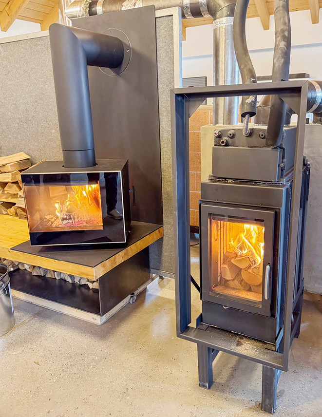 Geschult wurde an den unterschiedlichsten Anlagentypen: links der dreiseitige P3S, rechts eine wasserführende Feuerstätte mit Powertauscher.