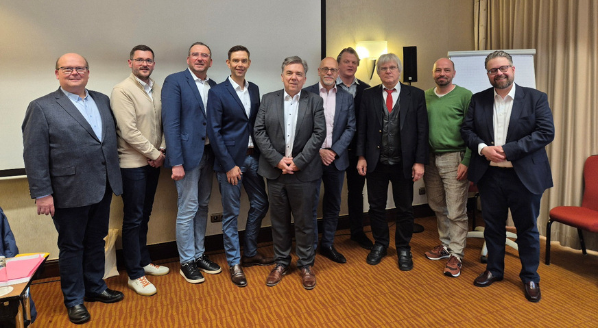 Von links nach rechts: Vorstand Jürgen Böhm, beratender Vorstand Christian Droll, Schriftführer Dirk Chris Kasten, Vorsitzender Andreas Schönfeld, stellvertretender Vorsitzender Uwe Striegler, beratender Vorstand Dr. Daniel Leberger, Vorstand Politik/Medien Fritz Allendorff, beratender Vorstand Dr. Volker Schmatloch, beratender Vorstand Michael Gerlach, Berater Dr. Johannes R. Gerstner.