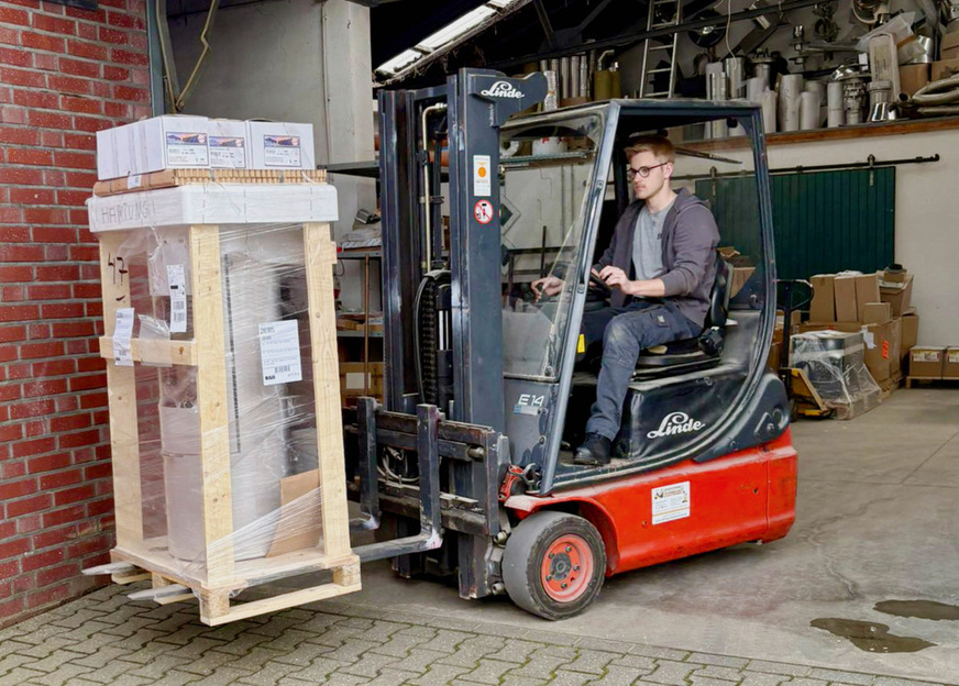 Morgens wird der Firmentransporter mit Material beladen.