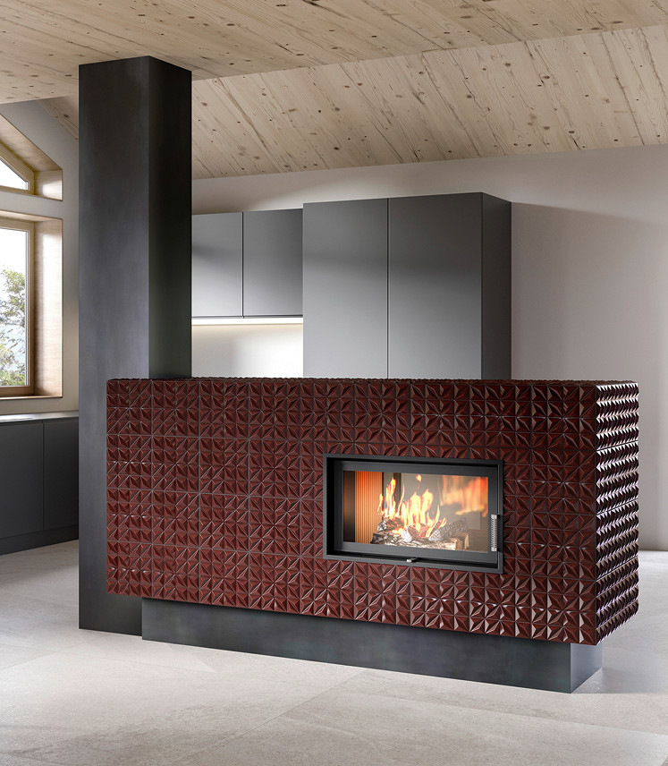 Kachelofen mit Keramikstein Diamant 0035, neue Glasur schwarzkirsche.
