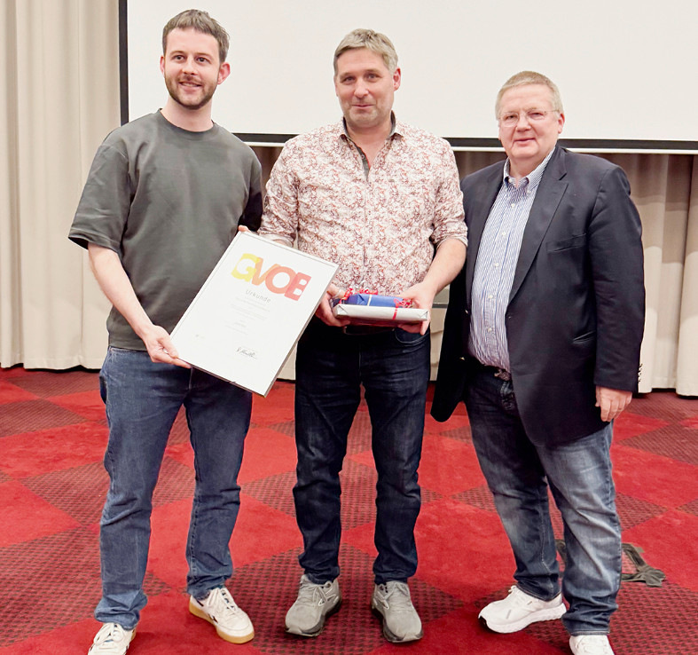 Ehrung für Jens Hilt (Mitte): Robert Mülleneisen (links) und Guido Eichel (rechts) übernahmen die Auszeichnung.