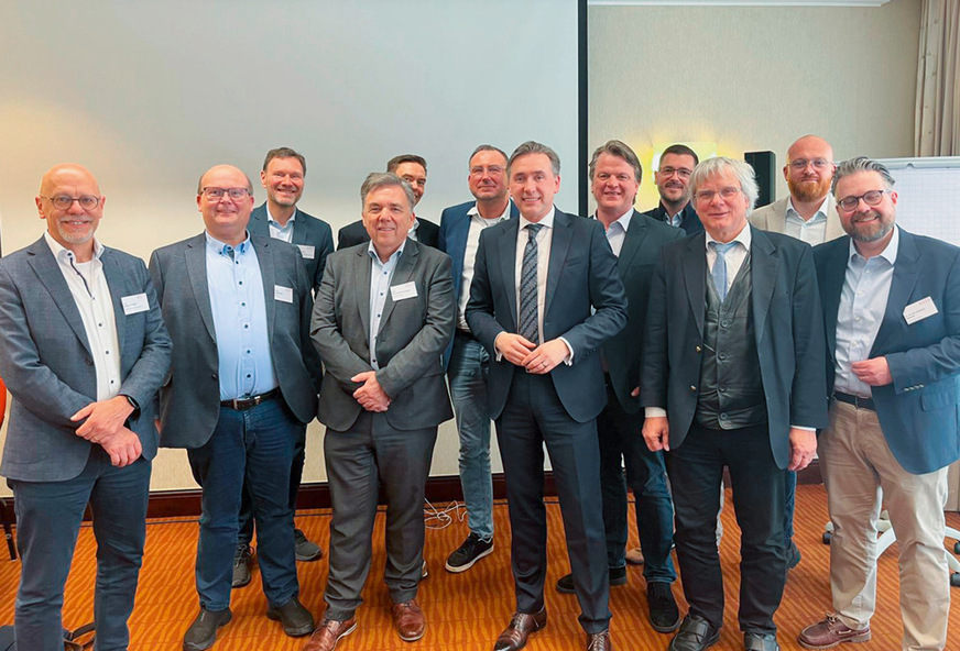 Von links nach rechts: Dr. Daniel Leberger, Jürgen Böhm, Dirk Böhringer, Uwe Striegler, Andreas Schönfeld, Dirk Chris Kasten, Staatssekretär Thomas Wünsch, Friedrich Allendorf, Christian Droll,&nbsp;Dr. Volker Schmatloch, Colin Rokossa, Dr. Johannes R. Gerstner.