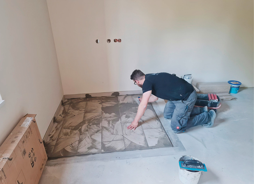 Durch seine Ausbildung zum Fliesen-, Platten- und Mosaikleger gehen Hannes auch Arbeiten an Wand und Boden leicht von der Hand.