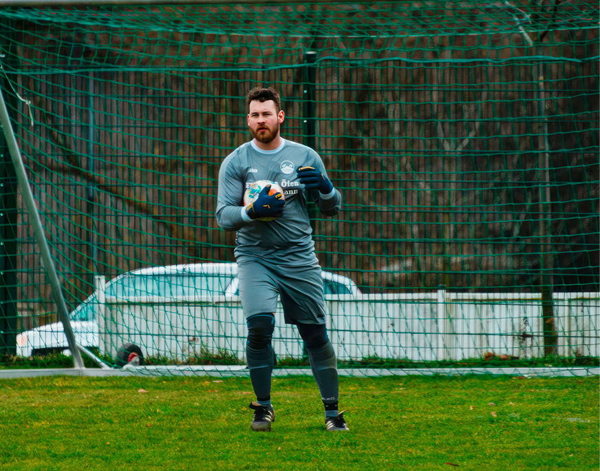 Den Ausgleich zum Beruf findet Hannes beim Fußball in der Männer­mannschaft.