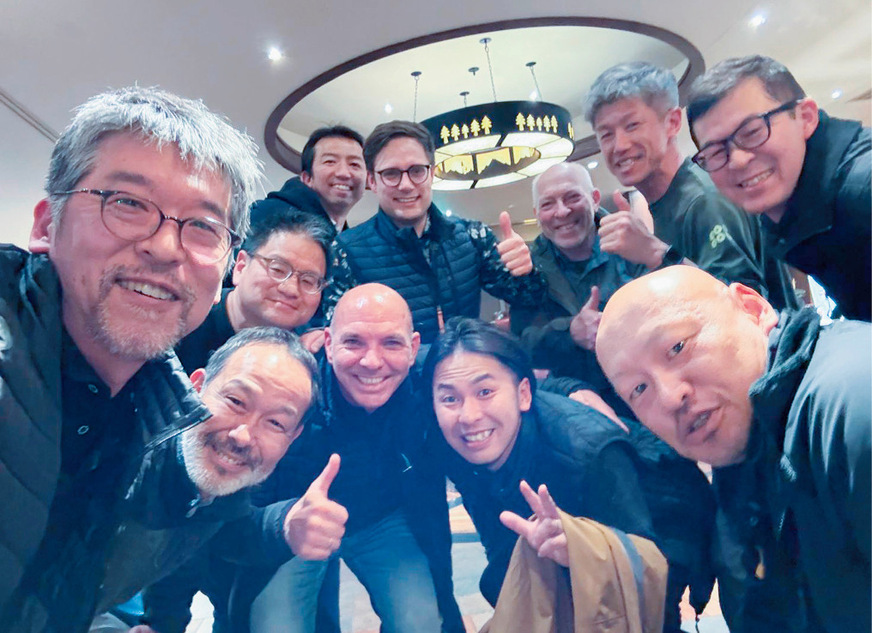 Abschluss-Meeting in Tokio – eine eindrucksvolle Reise geht zu Ende. Neue Perspektiven und internationale Kontakte waren für Alexander Schwarz und Jörn Thurau eine wertvolle Bereicherung für ihr Handwerk – und möglicherweise erst der Anfang weiterer Besuche in Japan.