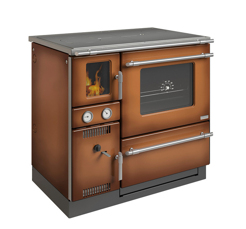 Wamsler – K&nbsp;148&nbsp;F (wasserführend﻿)Der wasserführende Holzherd K&nbsp;148&nbsp;F leistet satte 23&nbsp;kW, davon 16,5 kW wasserseitig, hat einen massiven Edelstahlrahmen, eine robuste Stahlplatte und – neu – geänderte Designgriffe. In den großen Feuerraum passen Scheite bis 42&nbsp;cm von vorne oder oben; in Winterroststellung brennt er bei Kleinstellung bis zu zwölf Stunden, und für den Kochbetrieb lässt sich der Rost per Kurbel stufenlos anheben. Wir zeigen ihn hier im Vintage-Farbton Maron, er ist aber auch in Weiß, Schwarz oder in Edelstahl erhältlich.