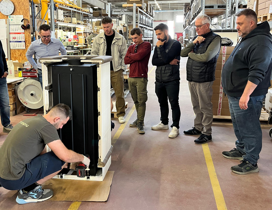 Die Teilnehmer erhielten Einblicke in Produktion, Systemtechnik und die Fertigung der Cerampiù-Speicheröfen sowie Gelegenheit zum fachlichen Austausch.