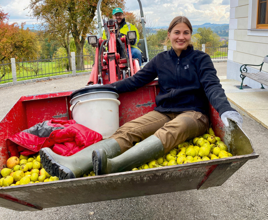 Und wenn nach allen Aktivitäten noch Zeit übrig ist, hilft Bettina ihrem Vater in der Landwirtschaft