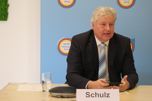 <p>LIM Schulz begrüßt seine ehrenamtlichen Kollegen aus 54 Innungen.</p> - © Foto: FVSHK Bayern