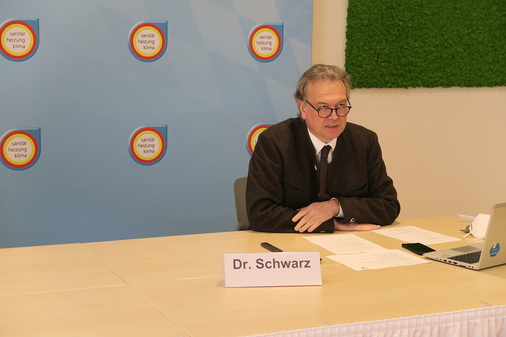 <p>Hauptgeschäftsführer Dr. Schwarz informiert über die laufenden Aktionen des Fach-verbands, wie z.B. „Zeit zu starten“, Kesseltauschkampagne etc.</p> - © Foto: FV SHK Bayern