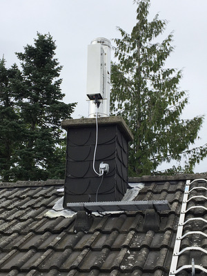 Einbaubeispiel einer Nachrüstung: Mittels einer Fundamentplatte mit Einschub, passend zum vorhandenen Schornsteinquerschnitt, einer ­Reinigungsöffnung und dem Mündungsabschluss wurde der „Top Clean-Outside” auf der universellen Grundplatte montiert. Im Lieferumfang ­enthalten ist auch der Geräteanschlussstecker für die bauseitige 230 V-Zuleitung. Durch die Vorfertigung minimiert sich der Montageaufwand 
 am Schornsteinkopf.