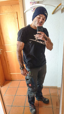 Etwas abgekämpft nach Feierabend ein authentisches Selfie im Spiegel.