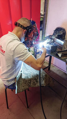 Die Zeit in der Metallbauschule kommt Max auch beim Ofenbau täglich zugute.