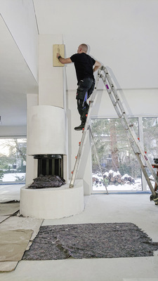 Hoch hinaus: Max Benz beim Verputzen der Abgasführung.