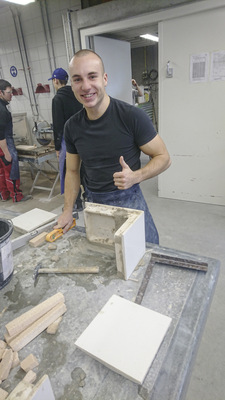  Damit vor Ort alles passt: Max Benz beim Zurichten der Keramik für die Kommission bei einem Kunden.