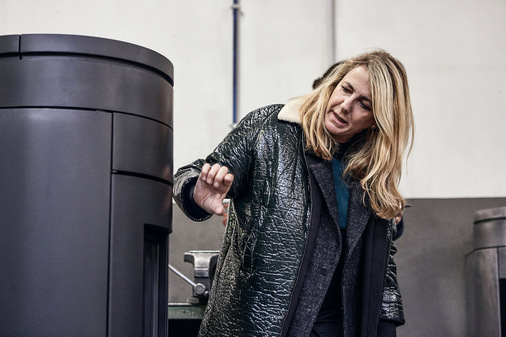 Patricia Urquiola während der Entstehung des Ofens.