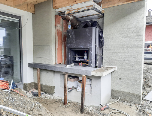 Die Installation eines offenen Grillkamins im Außenbereich war wegen der beschränkten baulichen Platzsituation und wegen des hohen Gewichts des Brunner-Einsatzes sowie des Ofentischs, der gleichzeitig als Buffet für die Speisen dienen soll, nicht ganz einfach zu bewältigen.