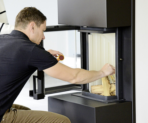 „Unten grob und oben fein“ wird das Holz aufgeschichtet und dann von oben angezündet. Den Rest machen Flamme und der „Kingfire“ von selbst.