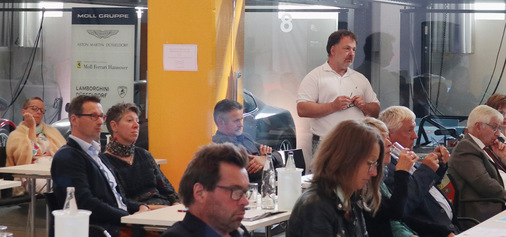 Hagos-Mitglied Tobias Schaldach (stehend) wünschte eine Entscheidung, ob die Hagos eine Dividende oder eine Rückvergütung an die Mitglieder ausschütten sollte.