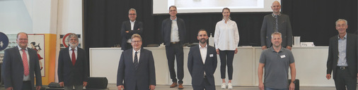 ﻿Gruppenbild mit Dame: Vorstand und Aufsichtsrat der Hagos. Obere Reihe (v. l. n. r.): Ralf Tigges, Thomas Dünker, Yvonne Xeller, Florian Förg,
untere Reihe: Bernhard Martin, Werner Bartsch, Guido Eichel, Mark Pruchnewski, Michael ­Hieckmann, Karl-Heinz Dobler. Mit diesen Vorstands- und Aufsichtsratsmitgliedern startet die Hagos ins Geschäftsjahr 2022.