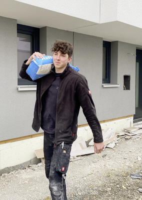 Manchmal muss man schwer schleppen, sagt Luca,  …