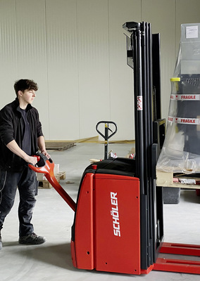 …  beim Beladen des Firmen-Sprinters hilft ­allerdings auch der Gabelhubwagen.