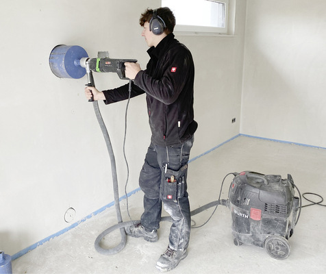 Luca bohrt inzwischen auch schon die ganz großen Dinger – hier ein Wandanschluss für den Schornstein.