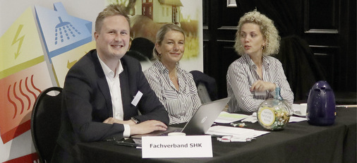 Die Damen am Empfang: Stefanie Fink (Mitte) und Sissi Wagner (rechts) mit SHK-M.-V-Geschäftsführer Kay Wittig. - © Foto: Martin Henze
