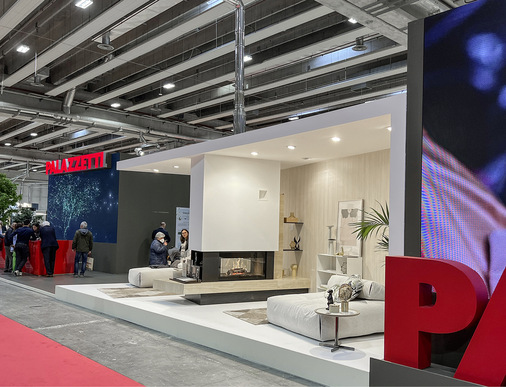 Palazzetti präsentierte eine Vielzahl von Neuheiten, zum Teil in 
wohnlichem Ambiente.