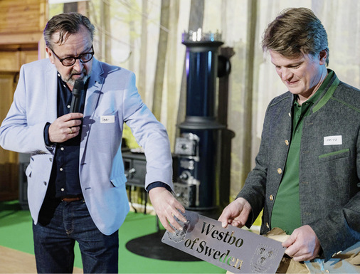 Pömmeltes Bürgermeister Peter Liensdorf überreichte zur Eröffnung eine lasergeschnittene Edelstahlplatte mit dem Westbo-Firmenlogo.