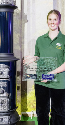 Eine weitere Tafel mit Partner-Unternehmen in den Händen von Allendorffs Tochter Marta.