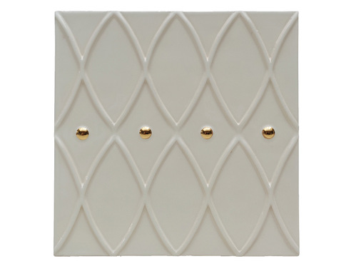 „ K 63 Charisma mit Motiv 1 ” , Glasur 1048 alabaster, 
golddekoriert.