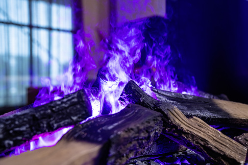 Die optimale Bodenbeleuchtung des Vertikalkamins ist mit einem ­mehrfarbigen Flammeneffekt ausgestattet.