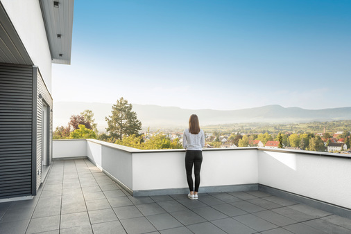 Eine herrliche Aussicht bietet das Haus vom Balkon aus. - © Foto: Schwörer Haus/J. Lippert
