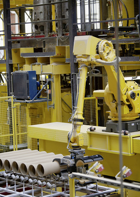 Das patentierte Edelkeramik-Rohr ist das Herzstück aller Schornsteinsysteme. Hier ein Foto aus der Produktion.